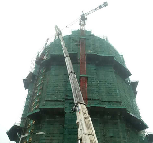 革吉吊车在工地上作业